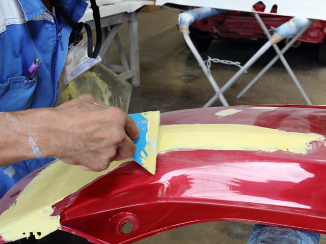 車の鈑金塗装の作業風景