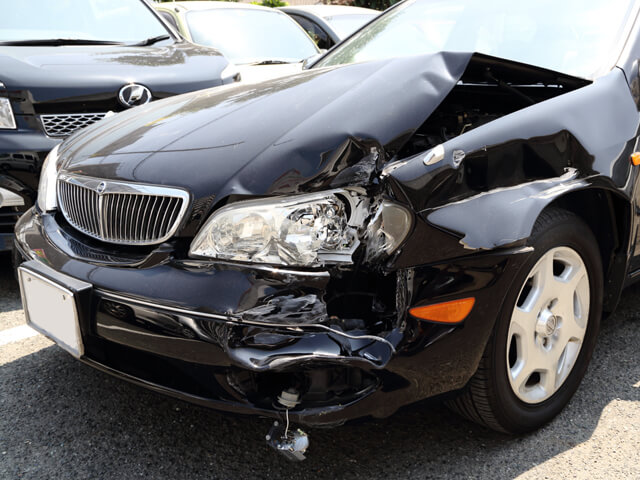 フロント、ヘッドライトが凹んだ事故車
