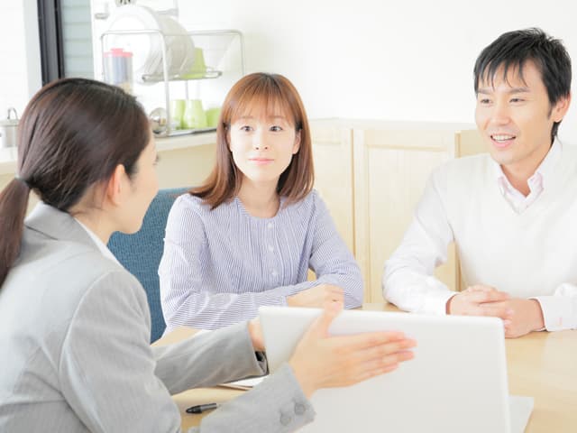 お客さんとアドバイザーが相談している風景